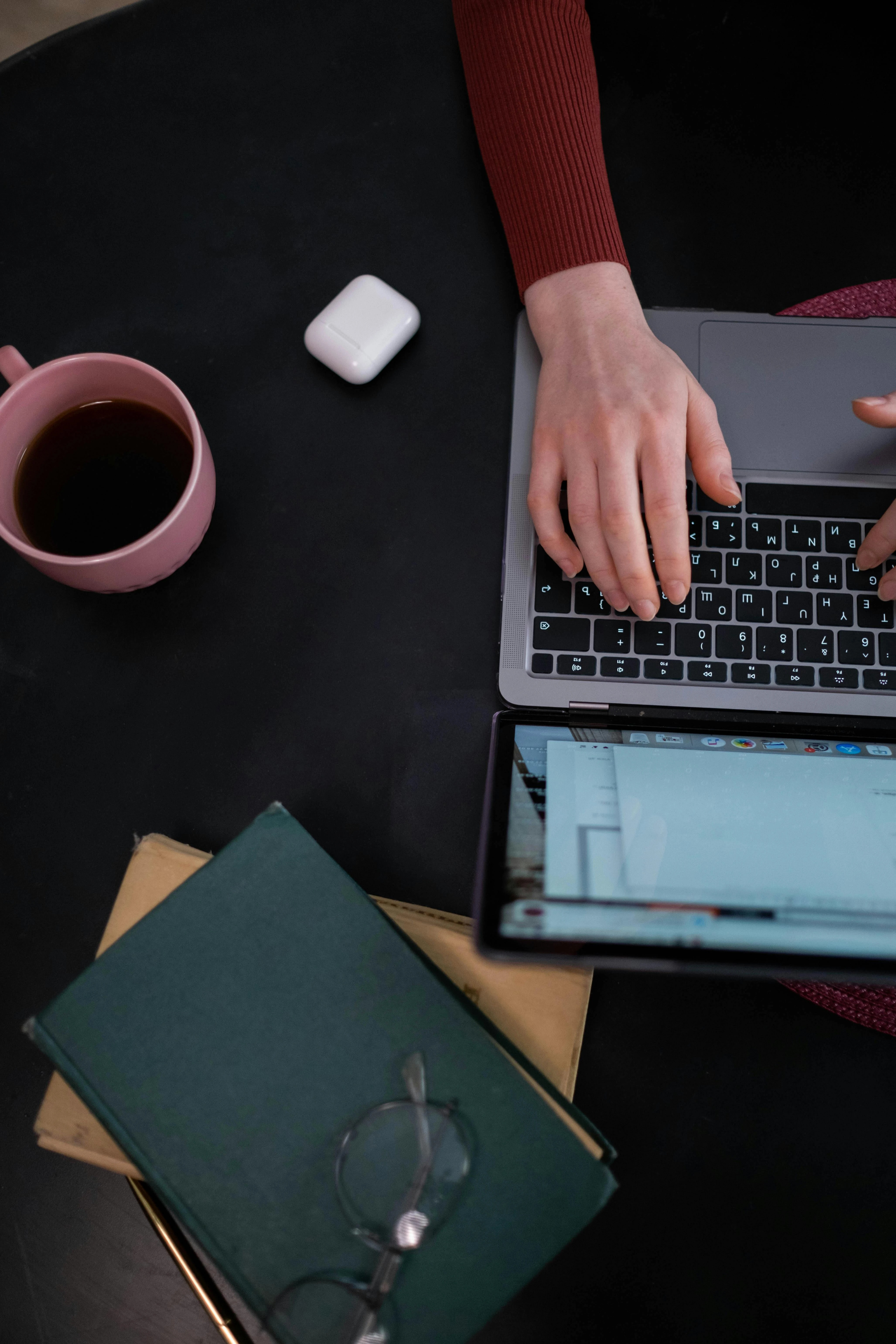 Modern ve ergonomik bir ofis çalışma alanı