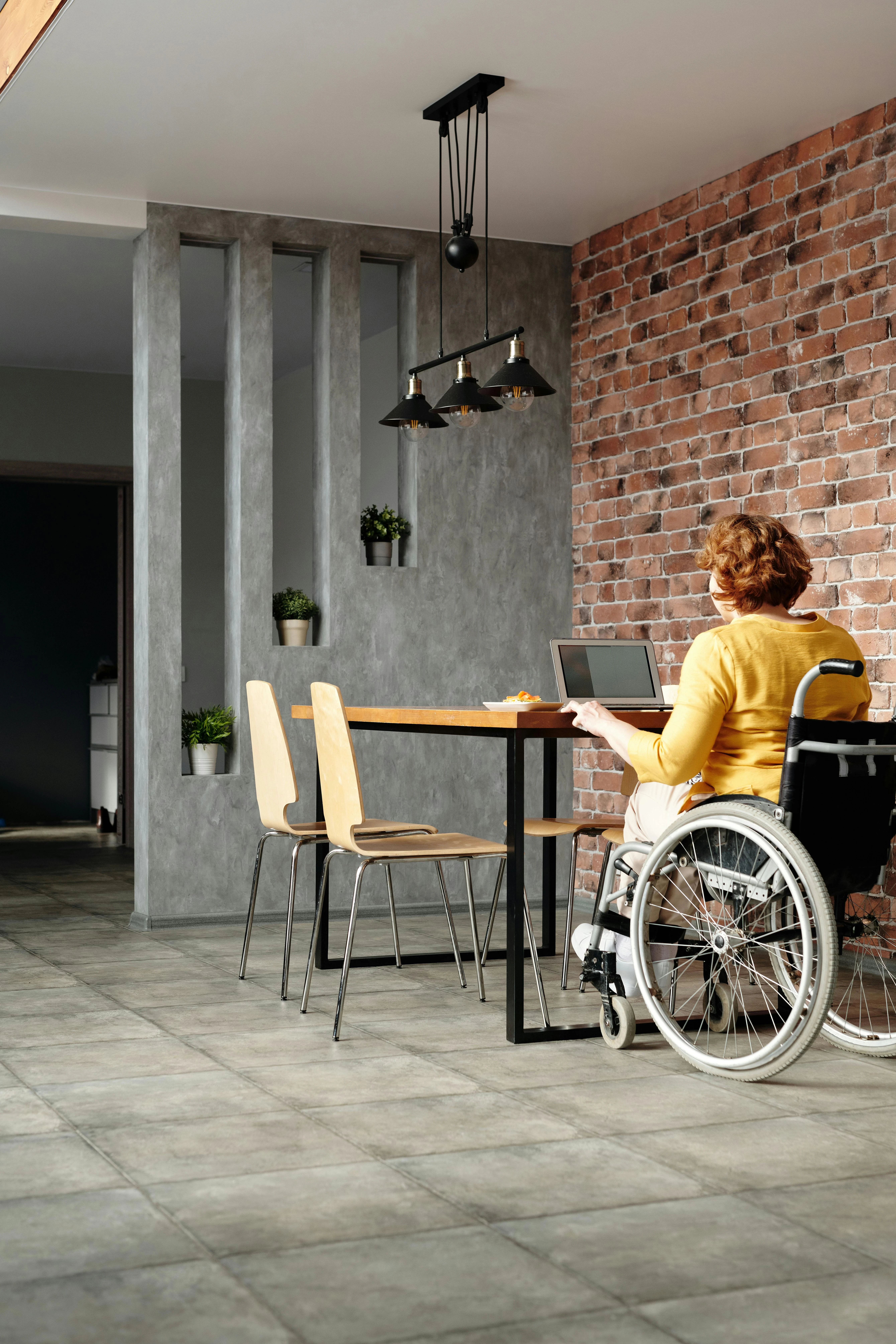 Evden çalışan bir kişi ergonomik bir masada çalışıyor